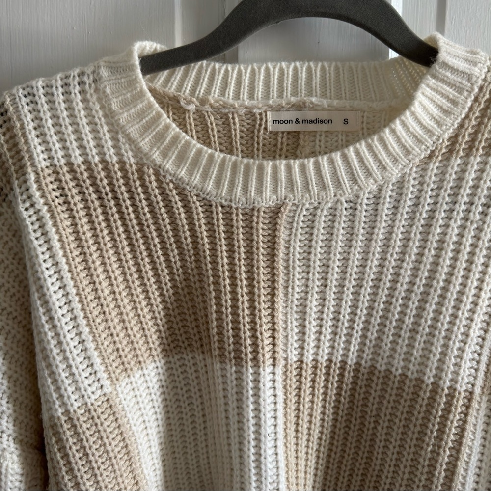 Moon & Madison Beige and Cream Checkered Sweater - Picture 3 of 5